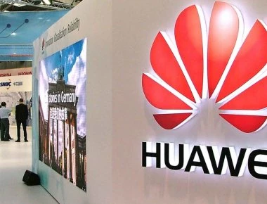 Ευχές της Huawei για το 2019 με... iPhone! - Πως τιμωρήθηκαν (βίντεο)